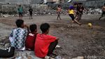 Ih..Jorok, Bermain Bola di Sekitar Tumpukan Sampah
