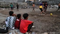 Anak-anak ini berharap sampah di kawasan itu bisa segera dibersihkan, agar mereka bisa bermain bola dengan nyaman.