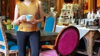 Teh tampaknya jadi minuman favorit Intan. Dalam banyak momen, ia terlihat santai menikmati secangkir teh. Foto: instagram intan hardja