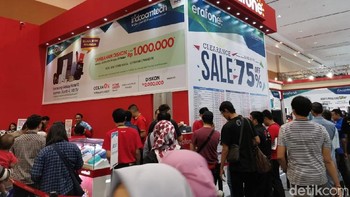 Erafone dan store penjualan ponsel atau barang elektronik seperti diduga sebelumnya masih sangat ramai dengan ragam diskon yang ditawarkan. (Foto: detikINET/Aisyah Kamaliah)