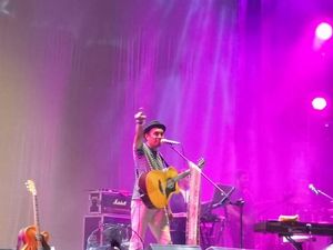 Kasih Putih Mengalun Jelang Penutupan Peti Jenazah Glenn Fredly