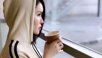 Pose ini diambil ketika Intan menunggu penerbangannya di bandara. Segelas kopi hangat menjadi teman Intan agar tak bosan menunggu. Foto: instagram intan hardja
