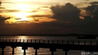 Tak sedikit pula warga maupun wisatawan yang datang berkunjung ke sana untuk menyaksikan momen matahari terbenam yang menawan.