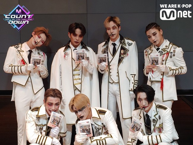 ATEEZGrup pendatang baru ini bukan hanya sekali pakai kostum Halloween. Mereka pun tampil dengan makeup ala zombie di beberapa kesempatan, termasuk saat fansigning. Ini tampilan grup dengan tujuh personel tersebut ketika manggung dengan makeup seram. Foto: Twitter
