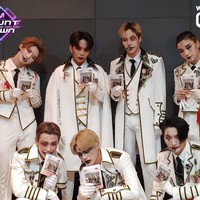 ATEEZGrup pendatang baru ini bukan hanya sekali pakai kostum Halloween. Mereka pun tampil dengan makeup ala zombie di beberapa kesempatan, termasuk saat fansigning. Ini tampilan grup dengan tujuh personel tersebut ketika manggung dengan makeup seram. Foto: Twitter