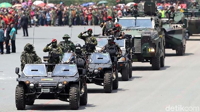 Presiden Joko Widodo (Jokowi) meminta Kementerian Pertahanan Prabowo Subianto untuk mendorong industrialisasi di sektor pertahanan. Ini produk yang sudah dibuat RI