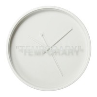 Dari kolaborasi ini, lahirlah produk perabot yang memberi sentuhan modern dan catchy pada ruangan. Salah satunya jam dinding putih bertulisan TEMPORARY. Menurut Public Relations IKEA Indonesia Ririn Basuki, jam berbahan baja ini menjadi salah satu produk yang paling banyak diminati pembeli. Jam dinding paling cepat habis, kata Ririn saat dihubungi Wolipop, Jumat (1/11/2019). Foto: Dok. IKEA