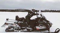 Di atas snowmobile di Finlandia (pindapandaonly/Instagram)