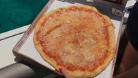 Dengan konsep take away, orang-orang yang tengah berada di sekitar laut, bisa memesan pizza dari sana, lalu diambil langsung menggunakan kapal atau speed boat. Foto: Istimewa