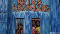 Bermain di RPTRA membuat anak-anak terlihat sangat semringah.