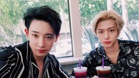 Pose bareng temannya, Wonho ditemani minuman menyegarkan. Warnanya ungu mirip jus apa ya? Foto: Instagram wwonho
