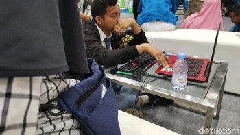 Peserta yang tengah berlatih dan mencoba fokus menghasilkan karya menarik. (Foto: detikINET/Aisyah Kamaliah)