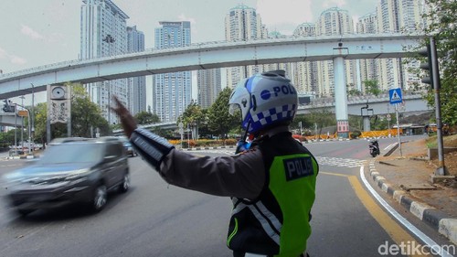 Sejumlah pengendara di Jakbar ditilang gara-gara melanggar aturan lalu lintas. Mereka yang kena tilang langsung menjalani sidang dan membayar denda di tempat.