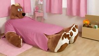 Ada yang suka tidur sambil peluk boneka beruang? Bagaimana kalau tidur di atas beruang? kasur yang ini tampak seperti seekor beruang besar mengenakan daster pink sedang terlentang. Istimewa/Boredpanda.
