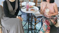 Bersama temannya, Intan terlihat sedang menikmati es kopi susu,macarons dan cinnamon roll. Sore-sore waktu yang tepat untuk bersantai. Foto: instagram intan hardja