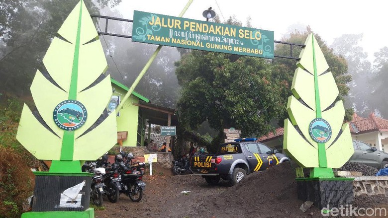 Tim Gabungan Evakuasi Mayat yang Ditemukan di Lereng Merbabu Tim Gabungan Evakuasi Mayat yang Ditemukan di Lereng Merbabu