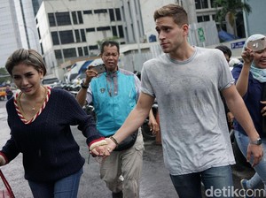 Dada Nikita Mirzani Dicium Pacar, Billy: Sok Cantik Banget Lu!
