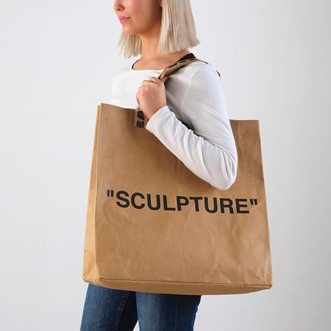 Item lainnya yang diburu pembeli adalah tas belanja bertulisan SCULPTURE. Bahannya terbuat dari kertas yang diperkuat plastik, serta dijahit benang poliester. Tas berbentuk kantong belanja ini tersedia dalam dua ukuran dan dijual mulai dari Rp 199 ribu. Foto: Dok. IKEA