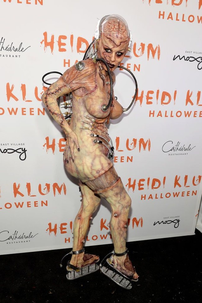Untuk kostum Halloween terheboh, serahkan pada Heidi Klum. Dari Shrek hingga manusia serigala, gaya Halloween Heidi Klum selalu dinantikan karena memang tak pernah mengecewakan. Untuk pesta Halloween-nya yang ke-20, sang model memberi kejutan baru dengan penampilan yang tak kalah menyerahkan.  Foto: dok. Getty Images
