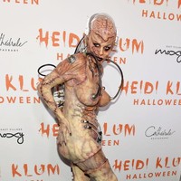 Untuk kostum Halloween terheboh, serahkan pada Heidi Klum. Dari Shrek hingga manusia serigala, gaya Halloween Heidi Klum selalu dinantikan karena memang tak pernah mengecewakan. Untuk pesta Halloween-nya yang ke-20, sang model memberi kejutan baru dengan penampilan yang tak kalah menyerahkan.  Foto: dok. Getty Images