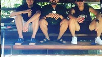 Masih momen saat Dylan Carr mengunjungi Bali. Dalam foto Dylan Carr yang sedang memegang segelas kopi ini, Dylan menuliskan caption Kalau ke Bali jangan lupa ngopi,. Foto: Instagram @dylancarr88