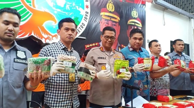 Polisi Tangkap 4 Penyelundup Narkoba, Sita 21 Kg Sabu Dari Malaysia Polisi Tangkap 4 Penyelundup Narkoba, Sita 21 Kg Sabu Dari Malaysia
