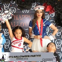 Nia Ramadhani pun tak ingin ketinggalan pesta Halloween. Ia menggelar acara yang bersahabat untuk anak-anak sehingga digelar siang hari. Istri pengusaha Ardi Bakrie ini tampil menjadi pelaut cantik dan seksi. Foto: Instagram