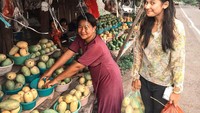 Ini waktu beli mangga di pinggiran jalan Bulukumba. Sepuluh ribu dapat sekilo. Langsung beli banyak, kata Indah pada unggahan foto ini. Wah borong mangga di Bulukumba nih. Foto: instagram @indahpermatas