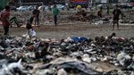 Ih..Jorok, Bermain Bola di Sekitar Tumpukan Sampah