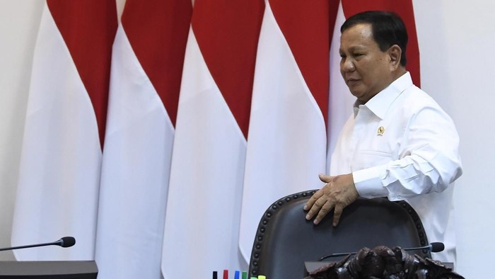 Menteri Pertahanan Prabowo Subianto bersiap mengikuti rapat terbatas tentang program dan kegiatan bidang politik, hukum dan keamanan di Kantor Presiden, Jakarta, Kamis (31/10/2019). Presiden dalam arahannya mengatakan untuk mengantisipasi perkembangan politik dunia yang dipicu oleh isu kecil, melakukan reformasi hukum yang memberikan jaminan pelayanan dan kesejahteraan masyarakat. ANTARA FOTO/Puspa Perwitasari/hp.