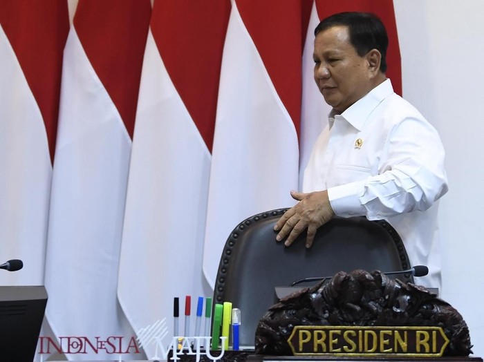 Menteri Pertahanan Prabowo Subianto bersiap mengikuti rapat terbatas tentang program dan kegiatan bidang politik, hukum dan keamanan di Kantor Presiden, Jakarta, Kamis (31/10/2019). Presiden dalam arahannya mengatakan untuk mengantisipasi perkembangan politik dunia yang dipicu oleh isu kecil, melakukan reformasi hukum yang memberikan jaminan pelayanan dan kesejahteraan masyarakat. ANTARA FOTO/Puspa Perwitasari/hp.