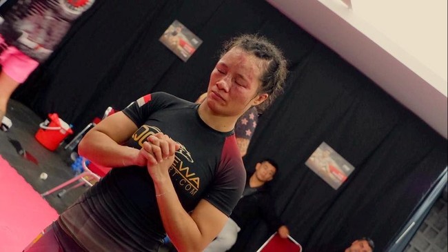 Saat baru satu bulan menjadi atlet MMA, anak kedua dari enam bersaudara itu langsung mengikuti pertandingan One Championship dan mengalami kekalahan. Baru pada pertandingan ketiganya, tepatnya pada Januari 2018, Tati meraih kemenangannya. “Saya harus menang bagaimana pun caranya. Karena malu dua kali kalah terus. Akhirnya saya berusaha keras dan belajar dari pertandingan sebelumnya kalahnya di mana dan saya mulai berlajar menggali lagi kekurangan-kekurangan saya, ujarnya. Foto: Dok. Instagram @hertati88