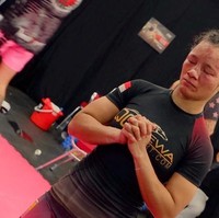 Saat baru satu bulan menjadi atlet MMA, anak kedua dari enam bersaudara itu langsung mengikuti pertandingan One Championship dan mengalami kekalahan. Baru pada pertandingan ketiganya, tepatnya pada Januari 2018, Tati meraih kemenangannya. “Saya harus menang bagaimana pun caranya. Karena malu dua kali kalah terus. Akhirnya saya berusaha keras dan belajar dari pertandingan sebelumnya kalahnya di mana dan saya mulai berlajar menggali lagi kekurangan-kekurangan saya, ujarnya. Foto: Dok. Instagram @hertati88