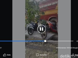 Brakkk! Mobil Damkar Seruduk Motor-motor yang Parkir Sembarangan
