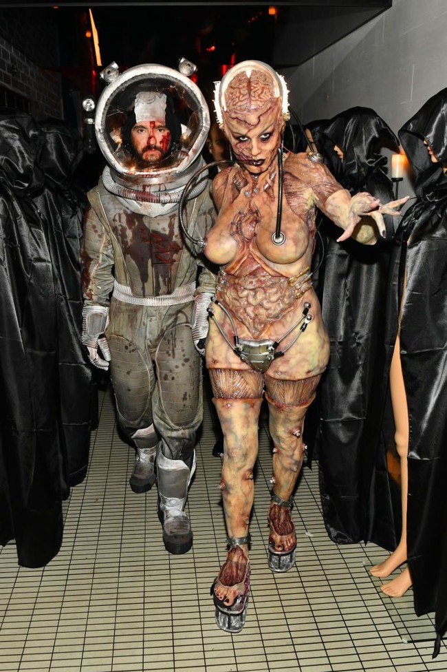 Heidi belum menyebutkan secara spesifik nama kostumnya. Namun, dari penampilan, perempuan 46 tahun itu tampak seperti perempuan alien jadi-jadian dengan usus dan otak jadi-jadian.  Foto: dok. Getty Images