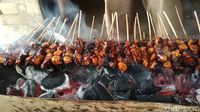 Menikmati Gurih Kenyal Sate Gurita di Tepi Pantai Jolosutro