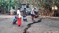 Begini penampakan salah satu tanah yang retak di Pemalang, Jawa Tengah.