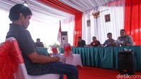 Pantauan detikcom, di Pos Polisi Tomang, Jalan S Parman, Jakbar, Jumat (1/11/2019), pada pukul 09.15 WIB, para pengendara yang disidang mayoritas gara-gara tidak membawa surat tanda nomor kendaraan (STNK) hingga tidak memiliki surat izin mengemudi (SIM).