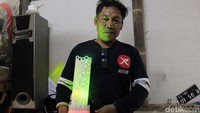 Pernah mendekam di balik jeruji besi tak membuat Adhe Abdul Rosyid (48) berhenti berkarya. Ia merintis usaha membuat lampion dari pipa bekas bangunan. 