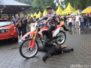 Bikin Deg-degan, Wawalikota Cimahi Gilas Mr X Pakai Motor