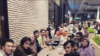 Dylan Carr juga terbilang sering mengunggah kebersamaan dirinya dengan keluarganya. Seperti momen yang satu ini, mereka berfoto sebelum pesanan makanan datang. Foto: Instagram @dylancarr88