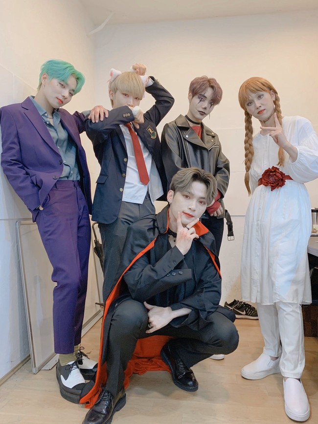 Seven OClockSaat Halloween, Anda memang bisa jadi siapa saja. Begini tampilan boyband Seven OClock yang bertransformasi jadi boneka Annabelle hingga Joker. Foto: Twitter