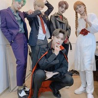 Seven OClockSaat Halloween, Anda memang bisa jadi siapa saja. Begini tampilan boyband Seven OClock yang bertransformasi jadi boneka Annabelle hingga Joker. Foto: Twitter