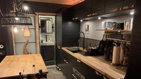 Baik bentuk bangunan sampai interior rumah ia rancang sendiri yang tentu saja rancangan ini ia sesuaikan dengan seleranya. Istimewa/Will Breaux.