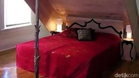 Tampak seperti sebuah jebakan? Kasur dengan cover warna merah ini terletak di bawah kotak kayu besar yang disangga oleh sebatang kayu. Istimewa/Boredpanda.