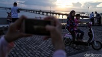 Taman ini ramai dikunjungi warga maupun wisatawan di kala weekend.