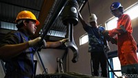 Sejumlah petugas PLN nampak sedang beraktivitas di dalam PLTD Sei Bilal yang berada di Kabupaten Nunukan, Kalimantan Utara.