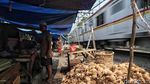 Pasar Gaplok di Pinggir Rel Kereta Api yang Melegenda