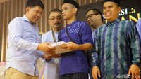 Direktur Utama Mandiri Syariah Toni EB Subari menyerahkan al Qur’an Braille kepada perwakilan disabilitas saat berlangsungnya Milad ke-20 Bank Mandiri Syariah, Jakarta.