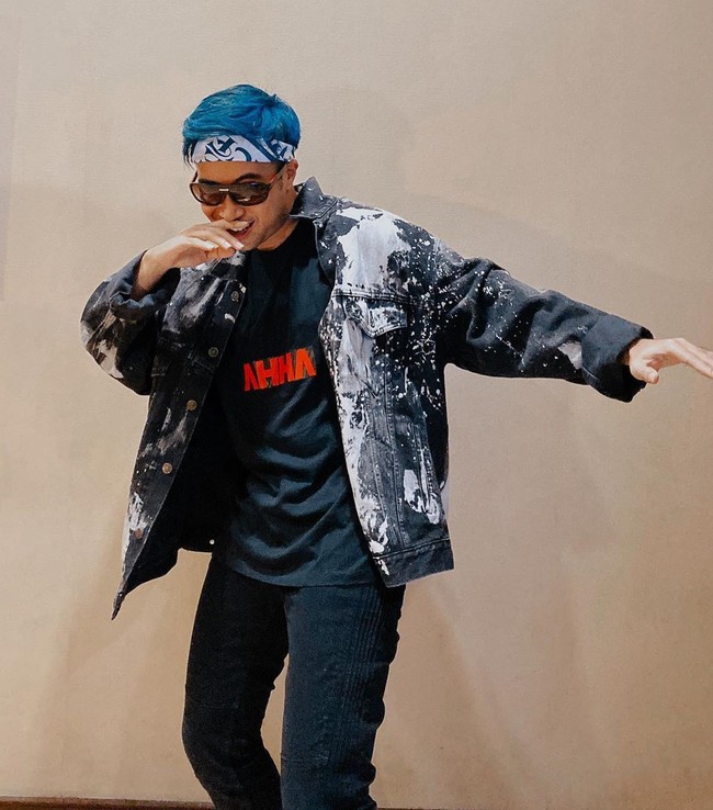 Vidi Aldiano meniru penampilan Atta Halilintar untuk kostum Halloween. Vidi memakai atribut khas YouTuber kontroversial itu, seperti jaket, t-shirt, bandana dan tentu saja rambut warna biru yang ditata acak. Foto: Instagram